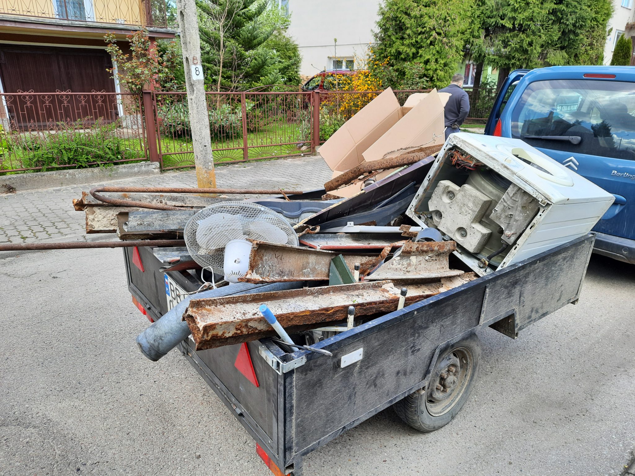 Przyczepka z gruzem w okolicy domu.