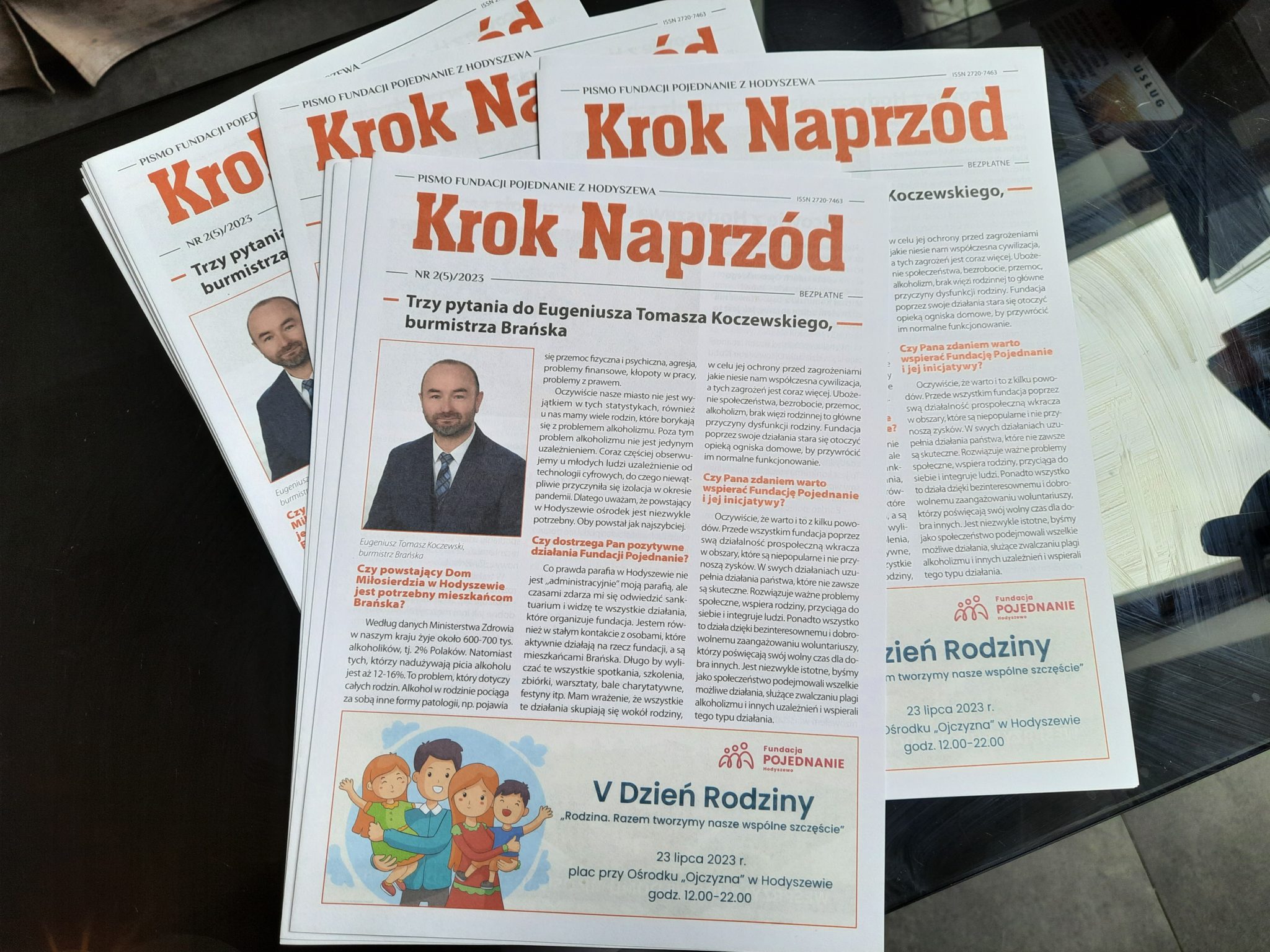 Plakat informujący o kolejnym numerze czasopisma "Krok Na Przód". Zawiera informacje o wywiadzie z burmistrzem Brańska i artykuł o Ojcowskim Klubie.