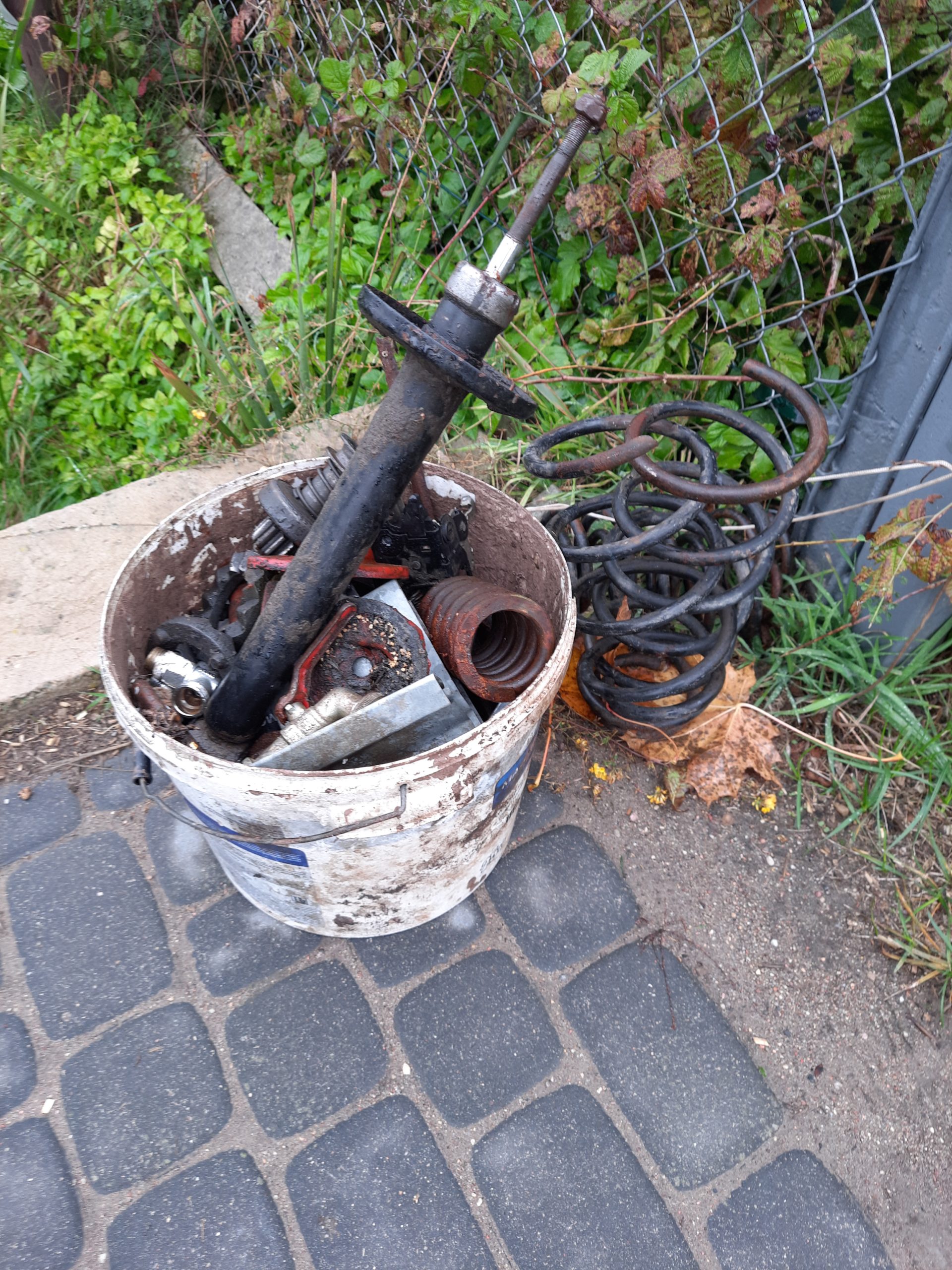 Zbierka części samochodowych w pojemniku na terenie gminy Brańsk.