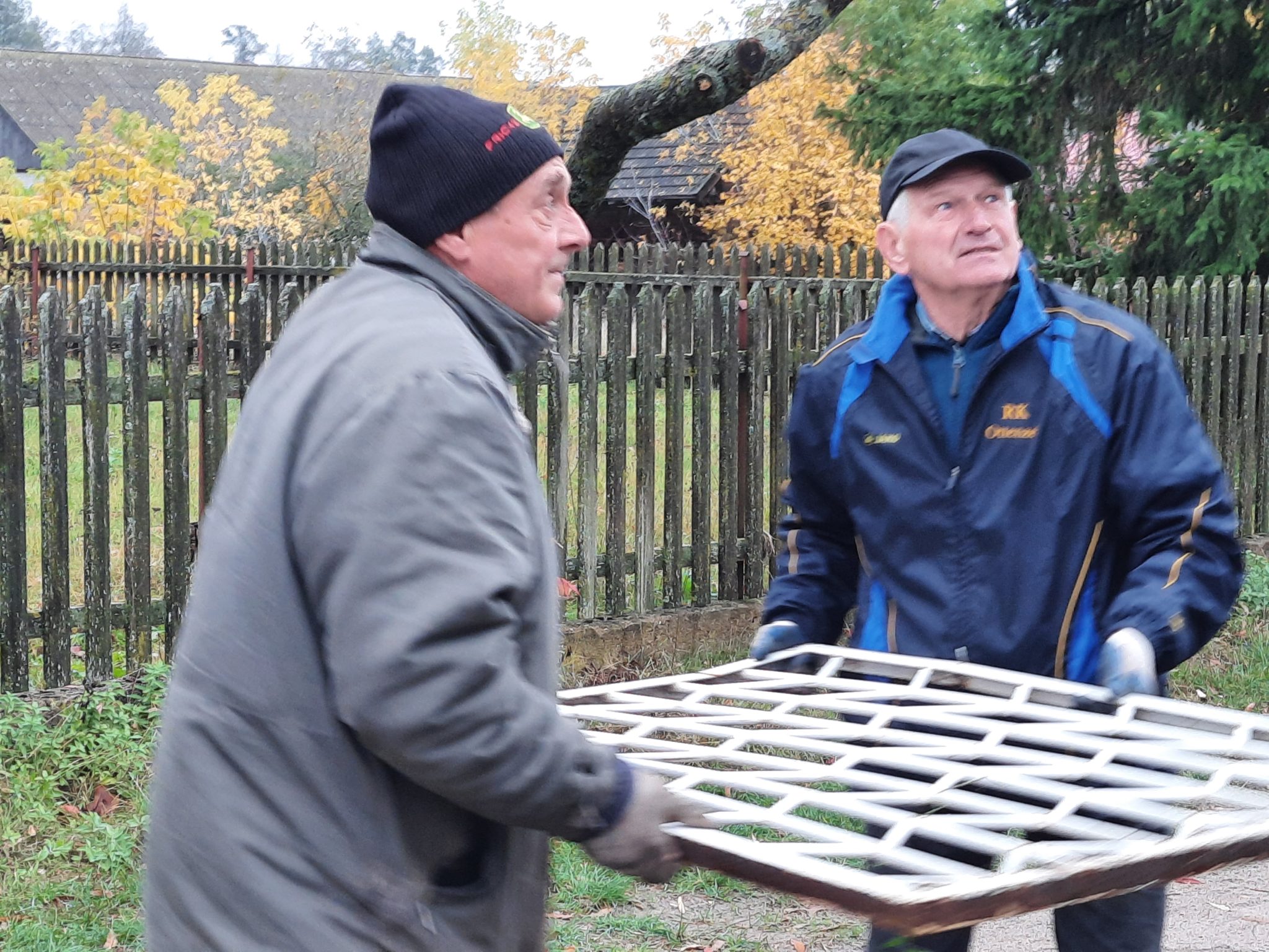 Mężczyźni zbierają złom w gminie Brańsk.