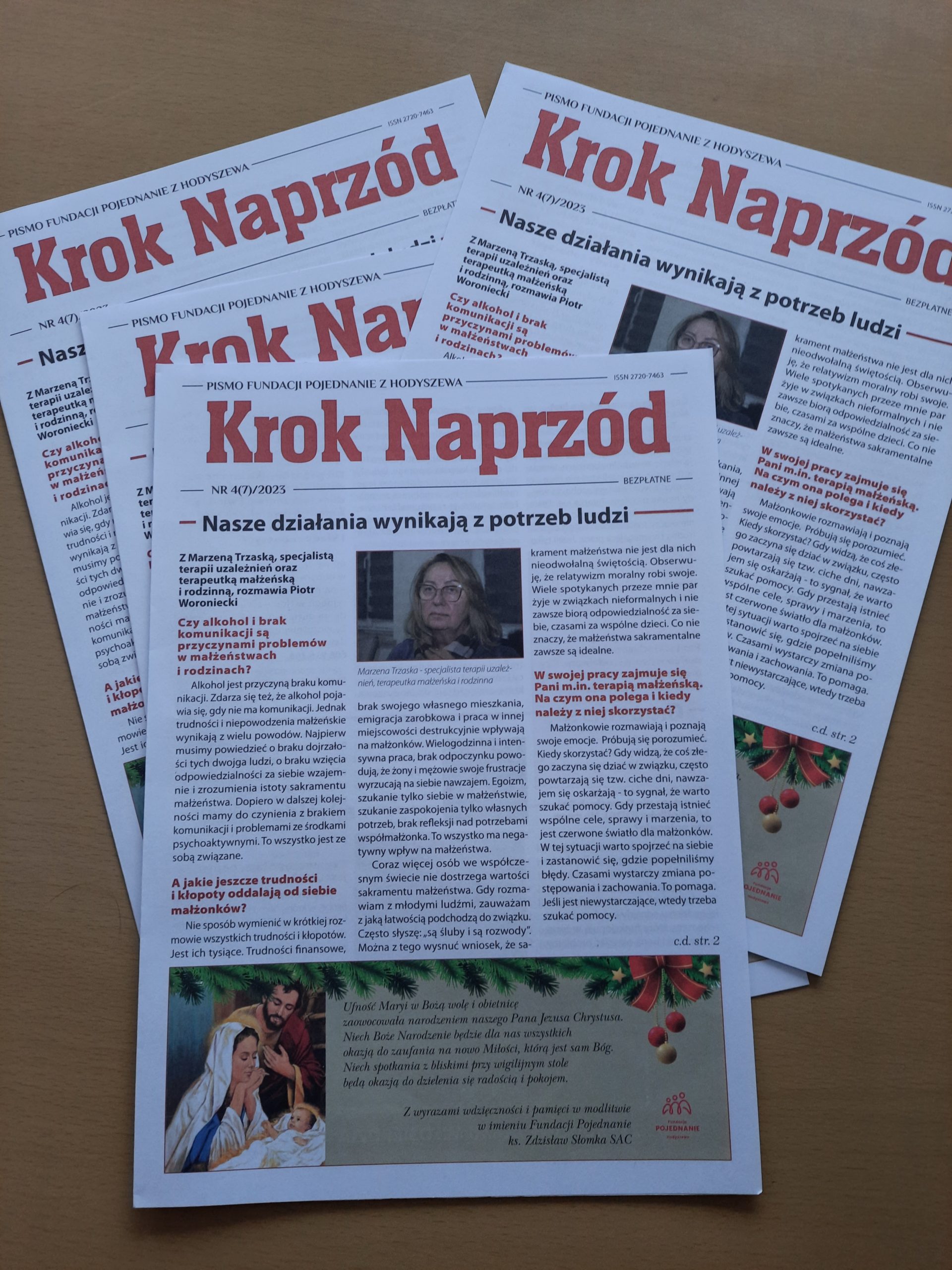 Kilka egzemplarzy numeru 4(7)/2023 pisma Fundacji Pojednanie „Krok Naprzód” ułożonych na stole.