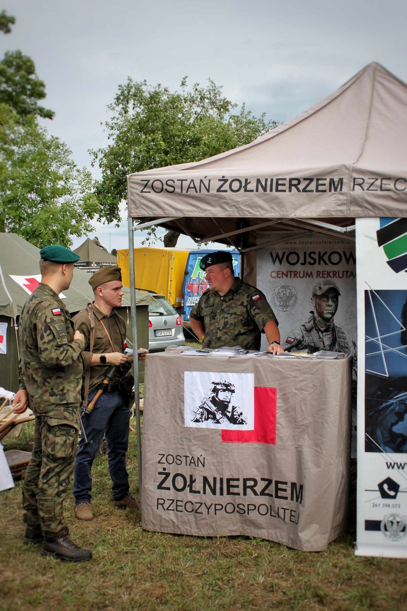 Żołnierze przy wojskowym stoisku rekrutacyjnym z hasłem „Zostań żołnierzem Rzeczypospolitej” podczas V Dnia Rodziny.