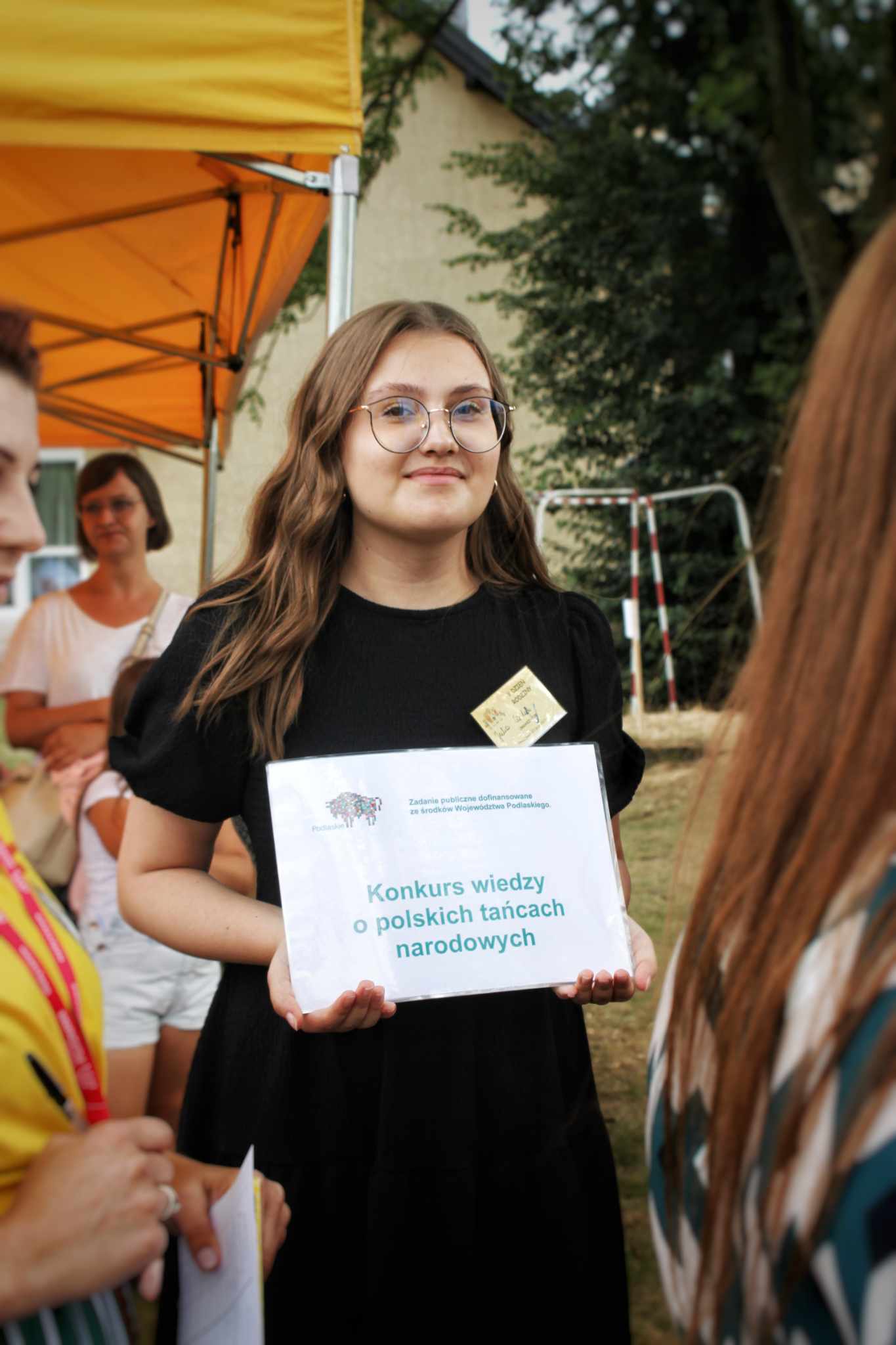 Na białym plakacie widnieje tekst: „Konkurs wiedzy o polskich roślinach narodowych”.