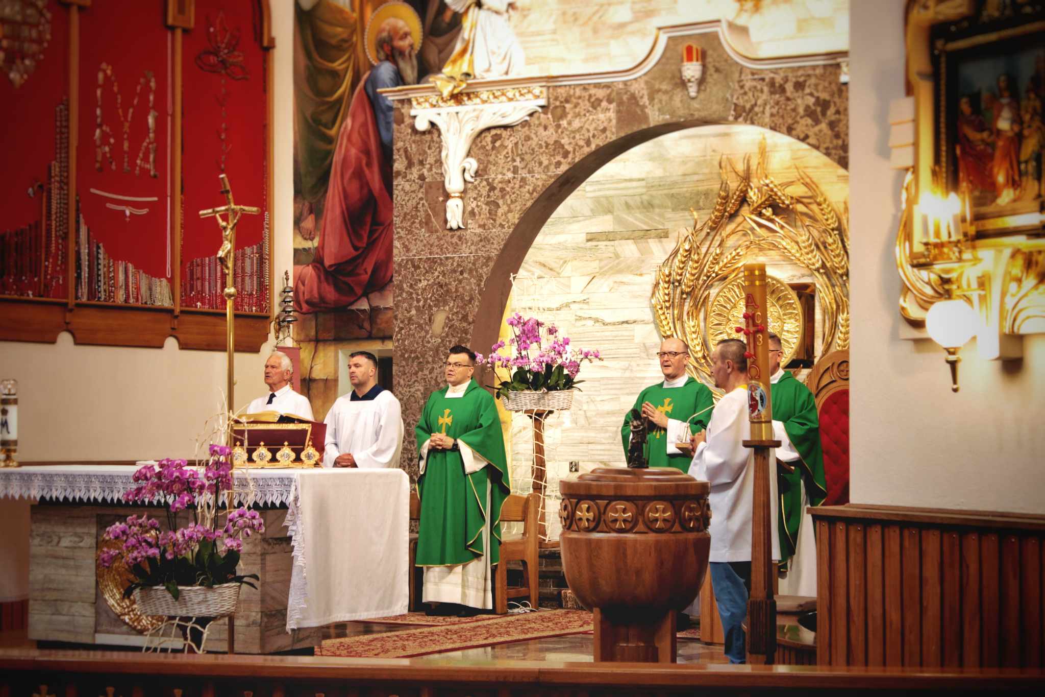 Kapłani i ministranci przy ołtarzu podczas Eucharystii w Sanktuarium w Hodyszewie.