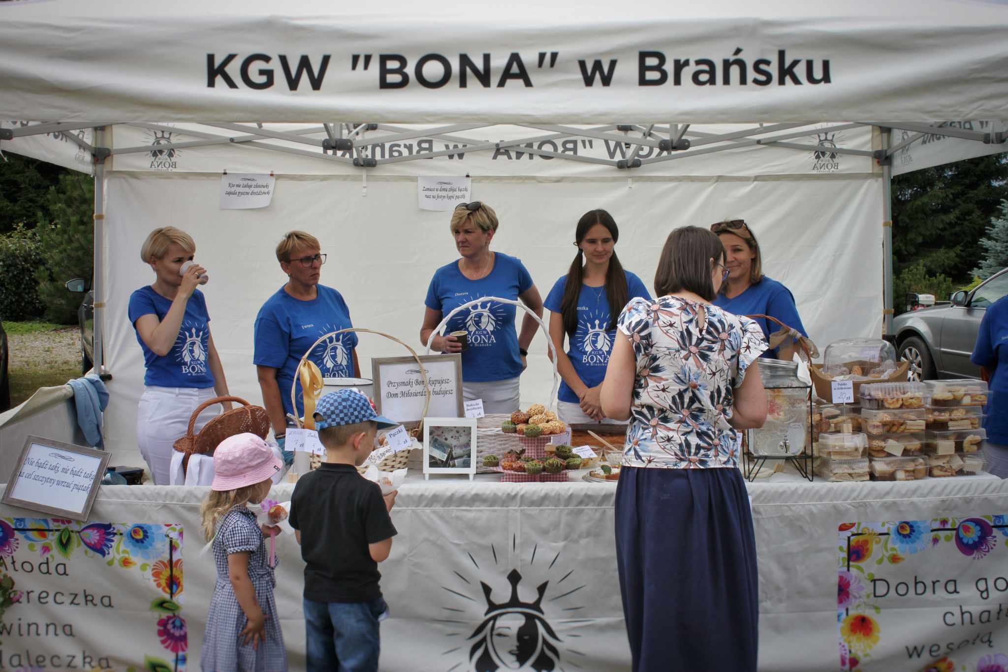 Stoisko Koła Gospodyń Wiejskich „Bona” w Brańsku z wypiekami sprzedawanymi na budowę Domu Miłosierdzia.