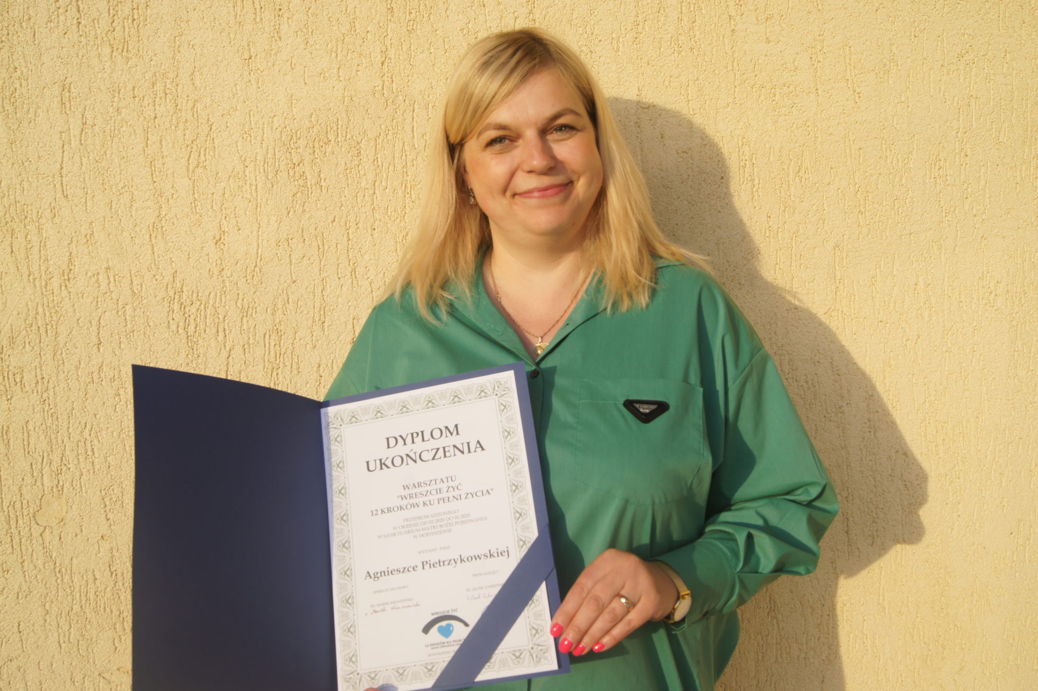Uczestniczka z dyplomem ukończenia warsztatu „Wreszcie żyć – 12 kroków ku pełni życia”.