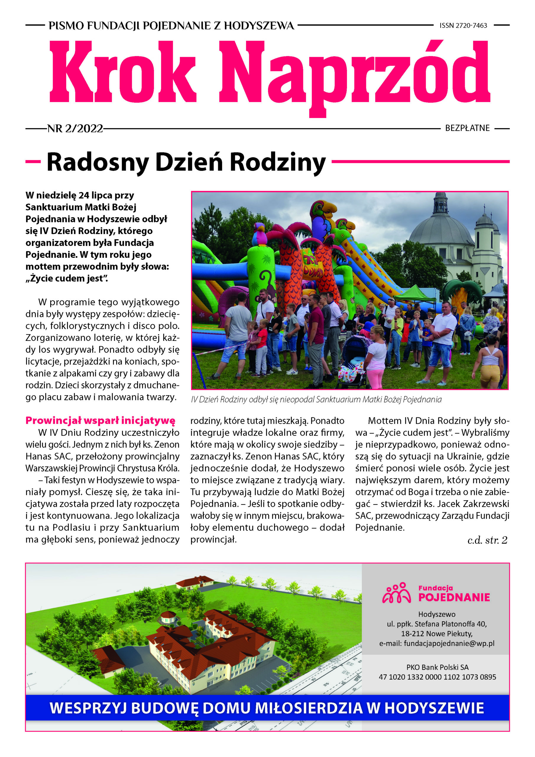 Zdjęcie przedstawia radosne dzieci bawiące się na dmuchanej zjeżdżalni podczas „Radosnego Dnia Rodziny” w Hodyszewie. Na zdjęciu widać kolorowe balony i elementy dekoracyjne, a w tle kościelną wieżę. Do okrągłego placu zgromadziło się wiele dzieci i dorosłych.