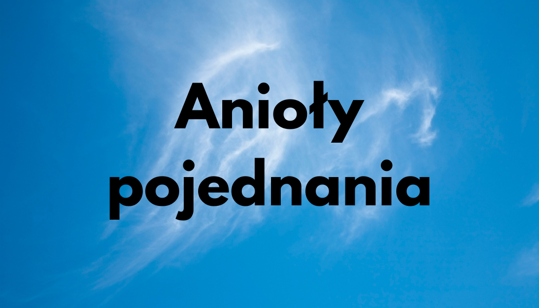Na niebieskim tle z widocznymi chmurami znajduje się tekst w czarnym kolorze: 'Anioły pojednania'.