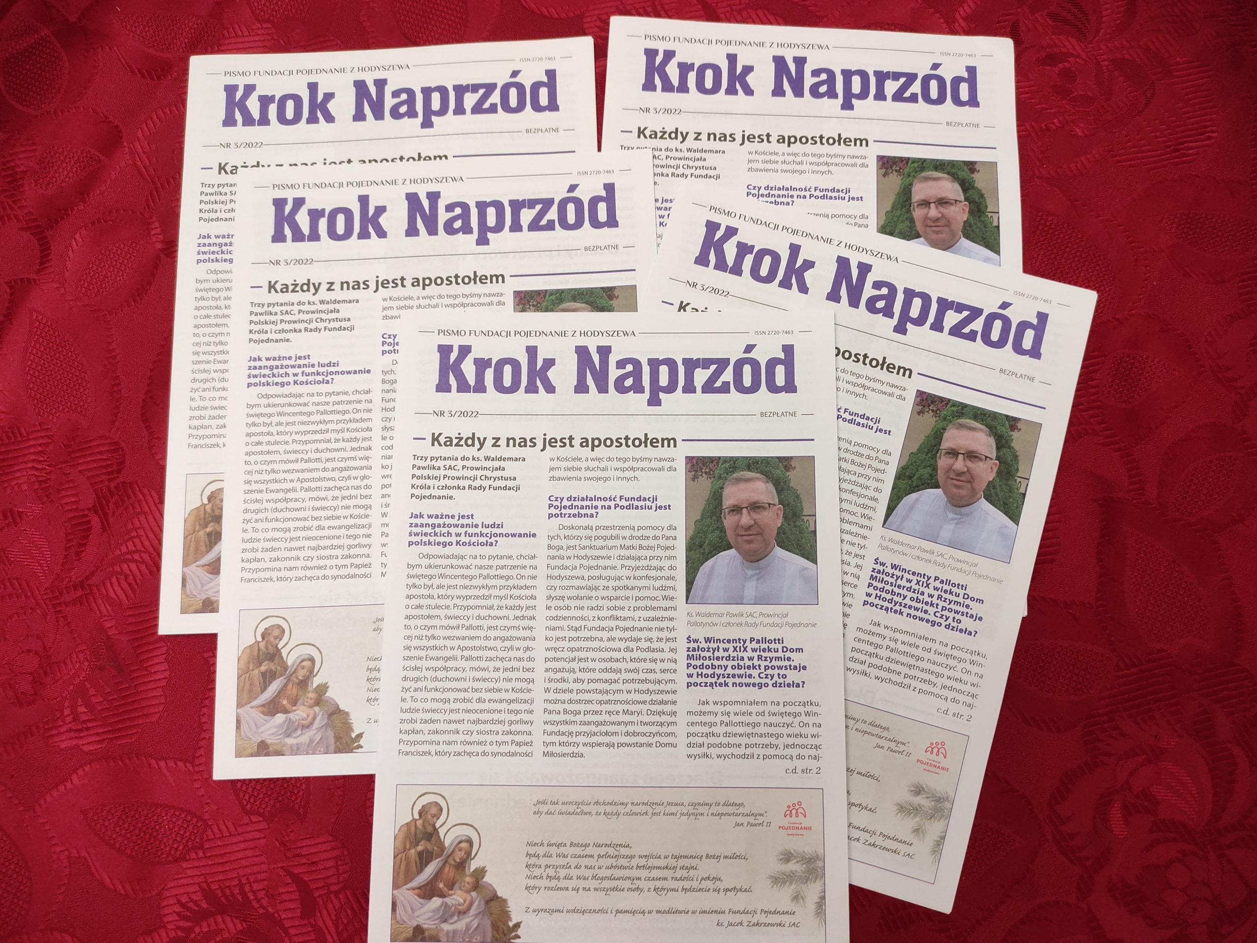Plakat z informacją o gazecie „Krok Naprzód”, wydawanej przez Fundację POJEDNANIE z Hodyszewa. Na pliku widnieją nagłówki i fragmenty artykułów, w tym „Każdy z nas jest apostołem”. Plakat przedstawia trzeci numer gazetki z 2022 roku.