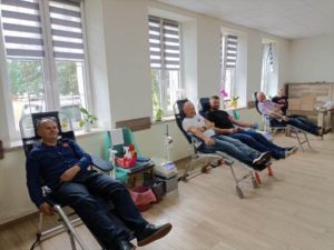 Cztery osoby przygotowują się do oddawania krwi w centrum Hodyszewie. Akcja odbyła się 18 czerwca br. w Centrum Pojednania.