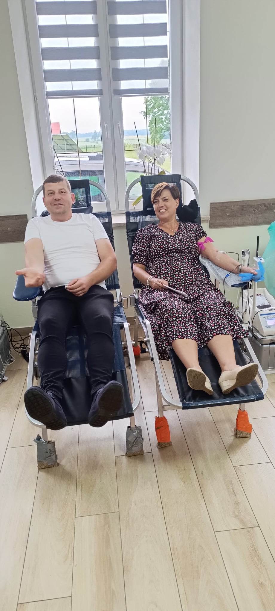 Dwie osoby korzystają z urządzeń do fizjoterapii.